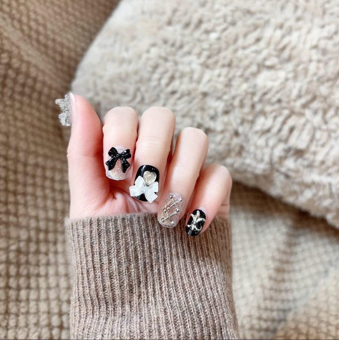 ネイルチップ Luminail プレミアムつけ爪 - リボンとクリスタルのキュートデザインショートネイル - ネイルチップ専門店 Luminail ルミネイル