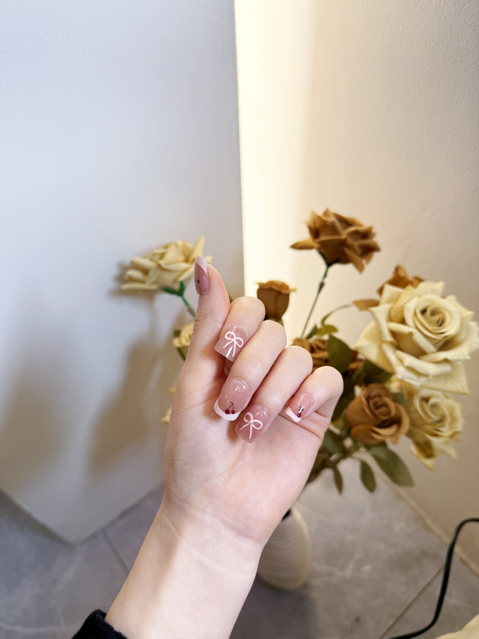 ネイルチップ Luminail プレミアムつけ爪 - ピンクベージュフレンチチェリーリボンデザイン ショートネイル - ネイルチップ専門店 Luminail ルミネイル