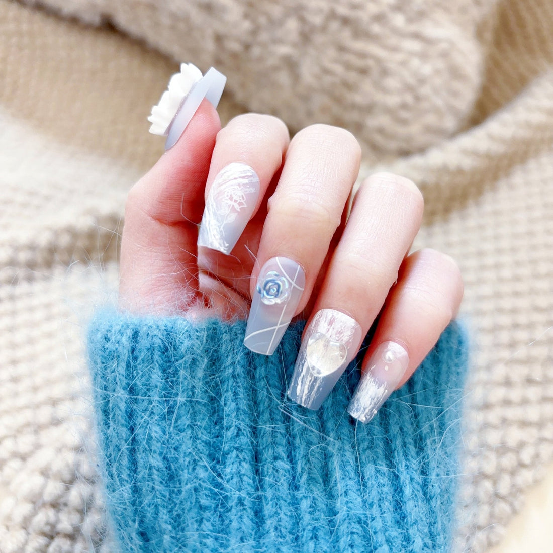 ネイルチップ Luminail プレミアムつけ爪 - フロストブルー＆パールデザインロングネイル - ネイルチップ専門店 Luminail ルミネイル